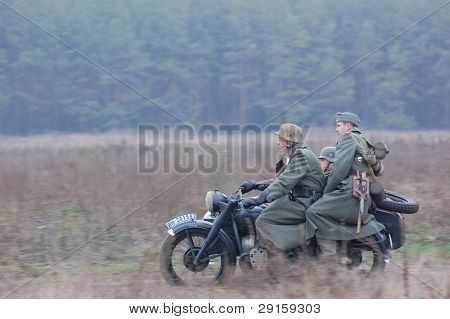 KIEV, Ucraina - 6 DEC: Membri di un club storia indossano uniformi tedesche storiche durante un reena WWII