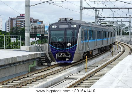 Mrt Train Set  Arrives At The Station. Mrt Jakarta Officially Operates In March 2019, For  Destinati