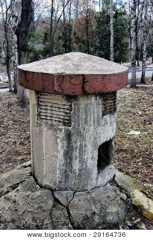 Tubo de ventilação antigo bunker soviético.Kiev, Ucrânia