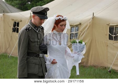 KIEV, UKRAINE - 8 mai : Un membres du Red Star histoire club porte un uniforme allemand historique & costume  