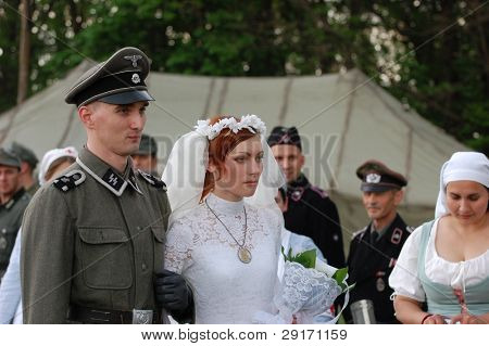 KIEV, UKRAINE - 8 mai : Un membres du Red Star histoire club porte un uniforme allemand historique & costume  