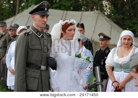 KIEV, UKRAINE - 8 mai : Un membres du club de l'histoire de Red Star porte historique d uniforme & costume allemand