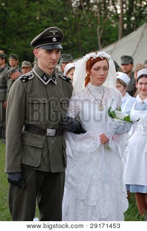 KIEV, UKRAINE - 8 mai : Un membres du club de l'histoire de Red Star porte historique d uniforme & costume allemand