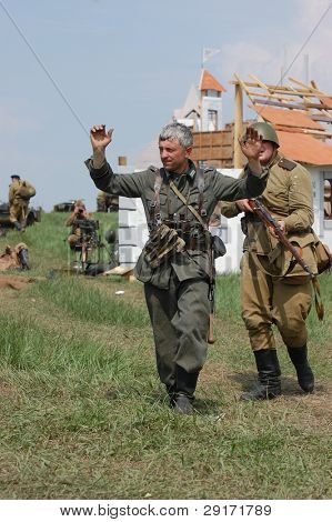 KIEV, Ukrayna - 10 Mayıs: Red Star geçmiş club üyeleri tarihi Alman & Sovyetler üniforma dur giyim