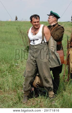KIEV, Ukrayna - 10 Mayıs: Kızıl Yıldız üye geçmiş club giyim tarihi Alman & Sovyetler Tekdüzen dur