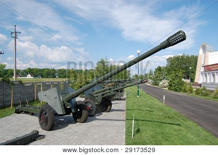 sowjetische 76-mm-Kanone aus der ww2.novie Petrovtsi. nahe Kiew, Ukraine (Malorussia)