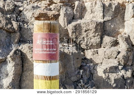 Post On The Fuerteventura Mountains Informing Hikers About The Trail.