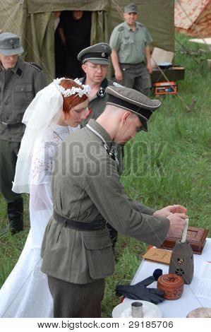 KIEV, UKRAINE - 8 mai : membres du club de l'histoire de Red Star portent des uniformes allemands historiques & costumes 