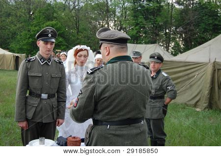 KIEV, UKRAINE - 8 mai : membres du club de l'histoire de Red Star portent des uniformes allemands historiques & costumes 