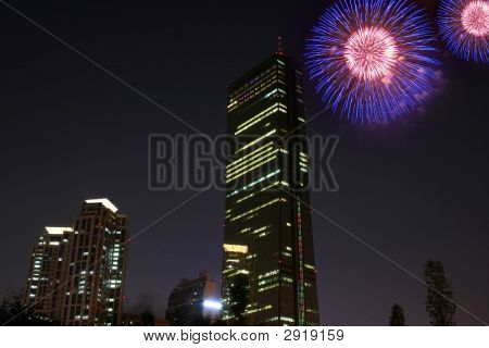 Fogos de artifício com edifícios