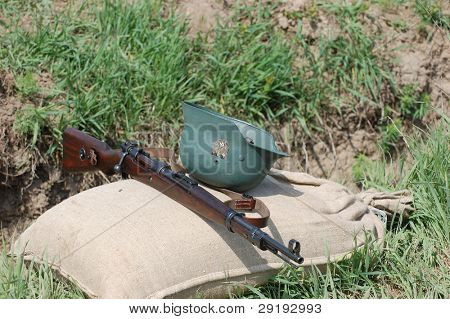 KIEV, UKRAINE - maj 8: Red Star militærhistorie club. Tyske ammunition og våben replika under Hej