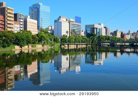 Panoráma města Hirošima, Japonsko na řece Otagawa.