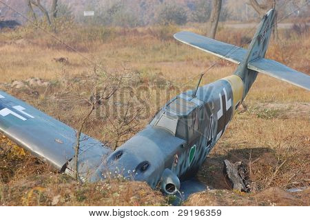 KIOVA, Ukraina -marraskuu 6: Saksan sotilaslentokone Bf-109 (replikan) aikana historiallinen reenactment 194