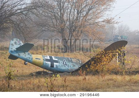 KIOVA, Ukraina -marraskuu 6: Saksan sotilaslentokone Bf-109 (replikan) aikana historiallinen reenactment 194