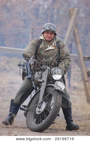 KIEV, Ucraina -NOV 6: non identificato membro del Red Star storia club indossa uniforme storica tedesca 