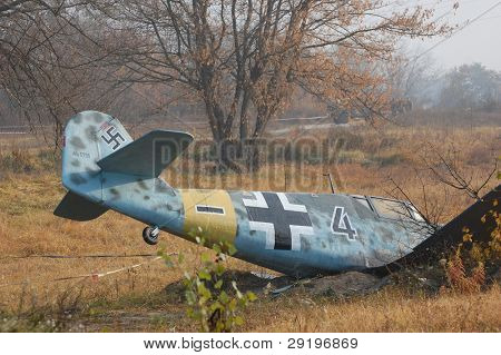KIOVA, Ukraina -marraskuu 6: Saksan sotilaslentokone Bf-109 (replikan) aikana historiallinen reenactment 194