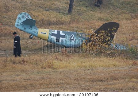 KIOVA, Ukraina -marraskuu 6: Saksan sotilaslentokone Bf-109 (replikan) aikana historiallinen reenactment 194
