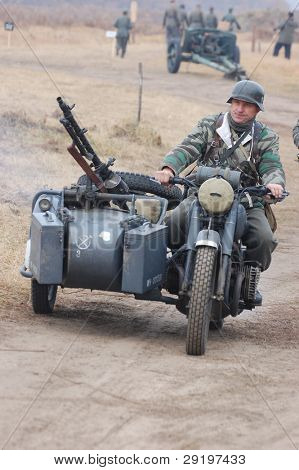 KIEV, Ucraina -NOV 6: non identificato membro del Red Star storia club indossa storico d uniforme tedesca