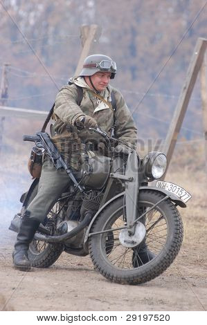 KIEV, Ucraina -NOV 6: non identificato membro del Red Star storia club indossa storico d uniforme tedesca
