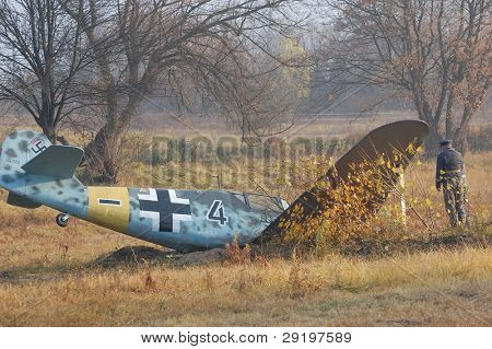 KIOVA, Ukraina -marraskuu 6: Saksan sotilaslentokone Bf-109 (replikan) aikana historiallinen reenactment 194