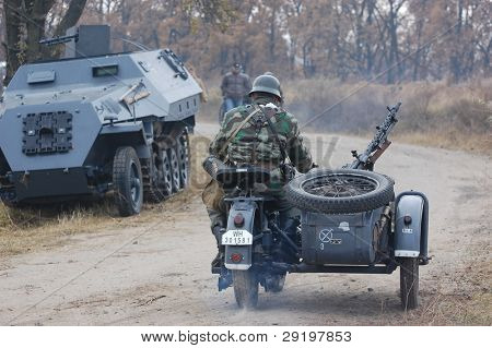 KIEV, Ucraina -NOV 6: non identificato membro del Red Star storia club indossa storico d uniforme tedesca