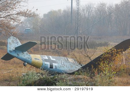 KIOVA, Ukraina -marraskuu 6: Saksan sotilaslentokone Bf-109 (replikan) aikana historiallinen reenactment 194