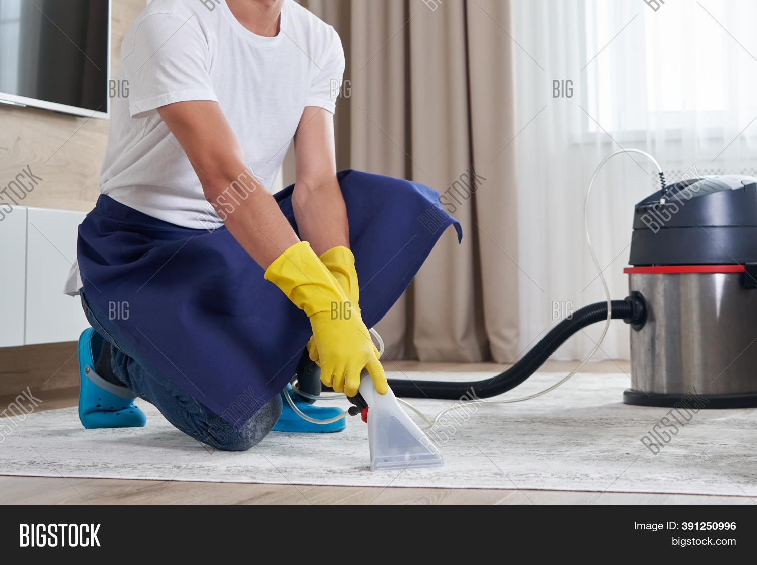 Man Cleaning Carpet Image & Photo (Free Trial) Bigstock