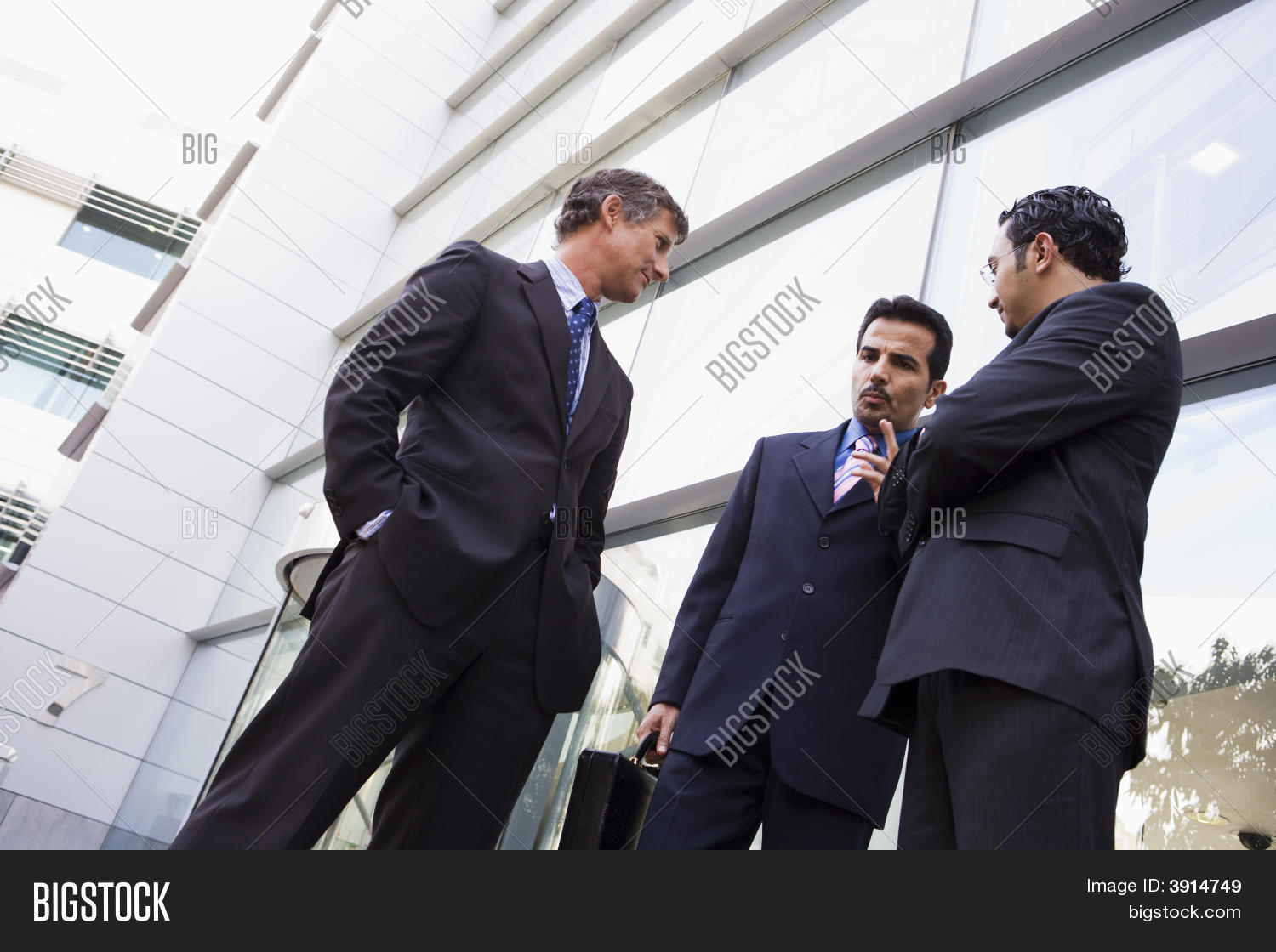 Бизнесмен на фоне небоскреба. Парень на фоне высоток. Небоскреб leadenhall. Эльвита адамс. Здание.