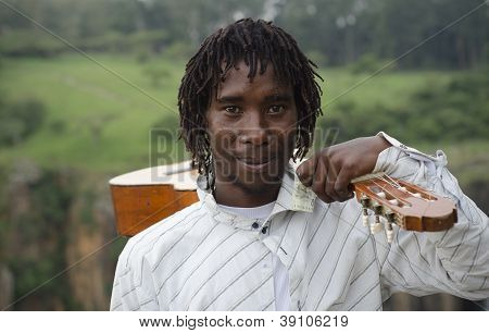 Busker africano con la chitarra sulla spalla