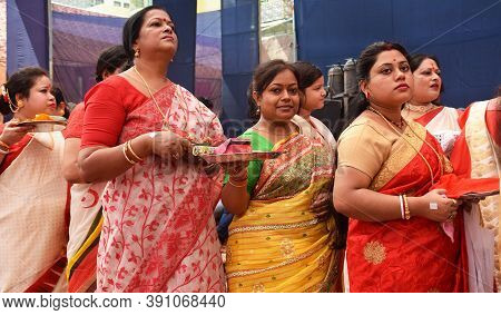 Delhi - India 10th Oct 2019 
Indian Bengali Woman Stand In Que For Debi Boron Ritual During Durga Pu