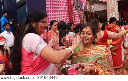 Delhi- India 
10th Oct 2019

Indian Bengali Women Playing With  Vermilion With Each Other During Dur