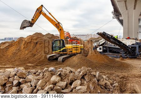 St. Petersburg, Russia - October 21,  2020: Excavators And Heavy Equipment For Sifting Stones From S