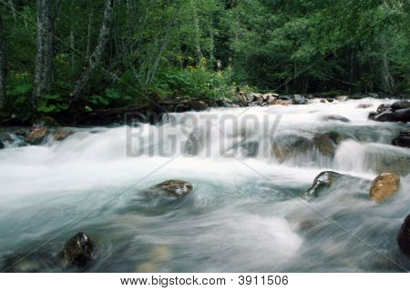 Montanha queda de pedras do Rio Cachoeira