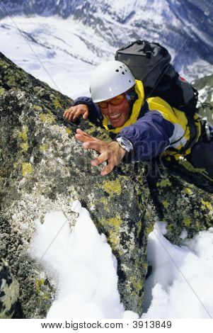 Man Bergsteigen im Schnee