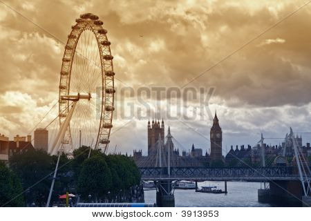 Londra sotto un cielo lunatico