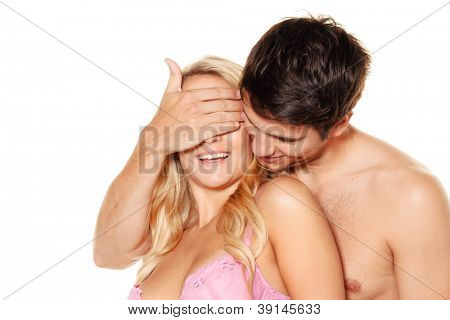 paar heeft plezier en de vreugde. liefde, erotiek en tederheid in het dagelijks leven.