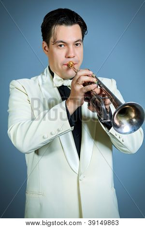 Retrato de um músico tocando a trombeta no estúdio.