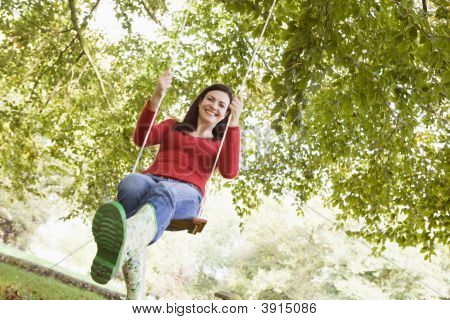 Kvinna svängande på Swing