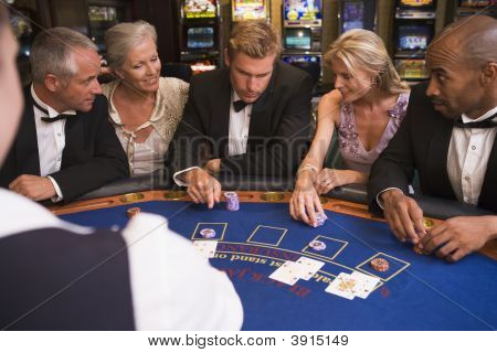Gruppe von Erwachsenen Spielkarten im casino