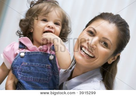 Consulente con Ivf giovani bambini In chirurgia