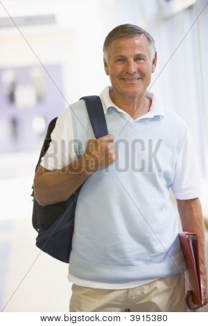Senior mand i skolen korridor