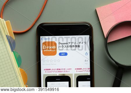 New York, Usa - 26 October 2020: D-room D Room Mobile App Logo On Phone Screen Close Up, Illustrativ