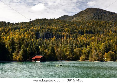 Rybář na lodi, Walchensee v Bavorsku