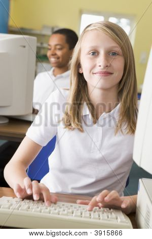 Allievi studiano sui computer della scuola