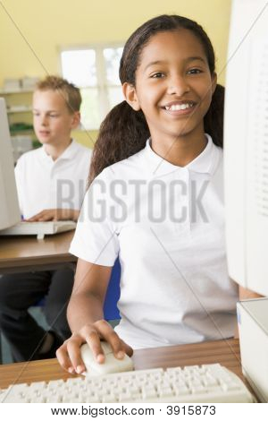 Allievi studiano sui computer della scuola