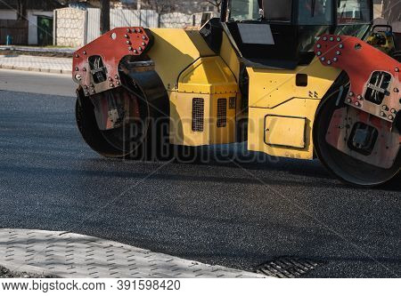 Asphalt Road Roller With Heavy Vibration Roller Compactor Press New Hot Asphalt On The Roadway On A 
