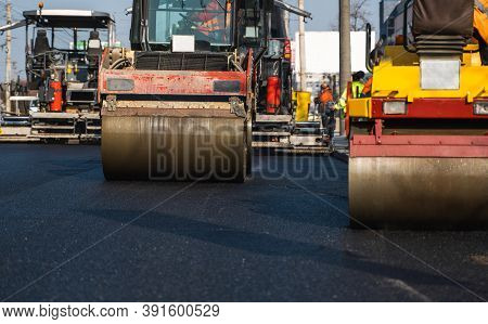 Asphalt Road Roller With Heavy Vibration Roller Compactor Press New Hot Asphalt On The Roadway On A 
