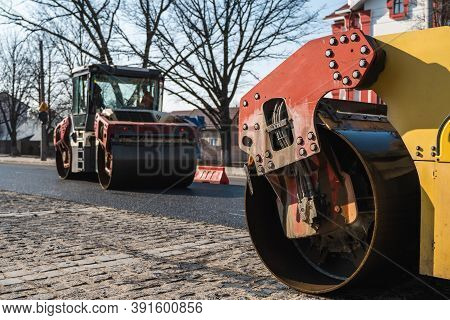 Asphalt Road Roller With Heavy Vibration Roller Compactor Press New Hot Asphalt On The Roadway On A 