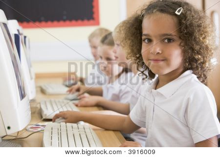 Bambini studiano su computer In Aula