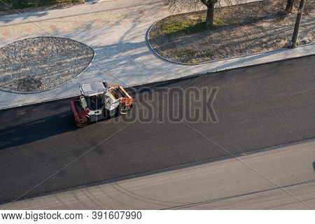 Asphalt Road Roller With Heavy Vibration Roller Compactor Press New Hot Asphalt On The Roadway On A 